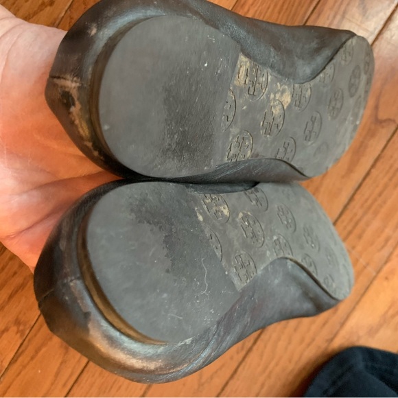 Tory Burch Black Leather Flats with Gold Accent - Picture 7 of 9